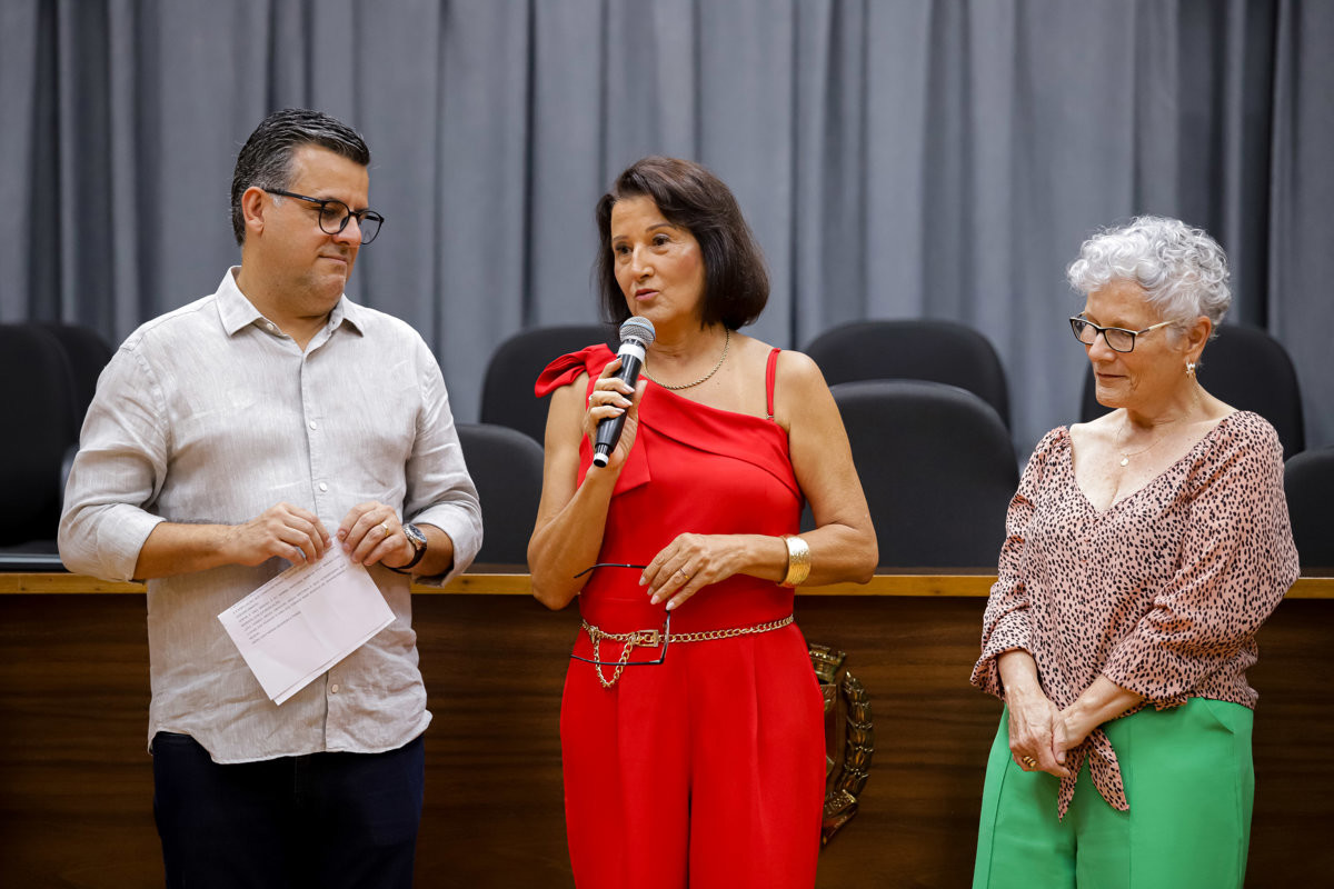 Entrega de voto de congratulações para a enfermeira Ermelinda Esteves