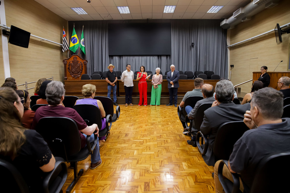 Entrega de voto de congratulações para a enfermeira Ermelinda Esteves