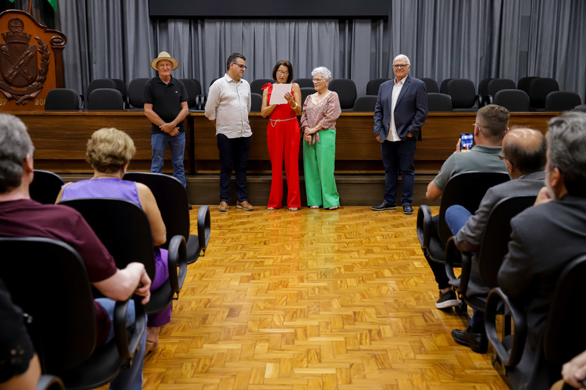 Entrega de voto de congratulações para a enfermeira Ermelinda Esteves