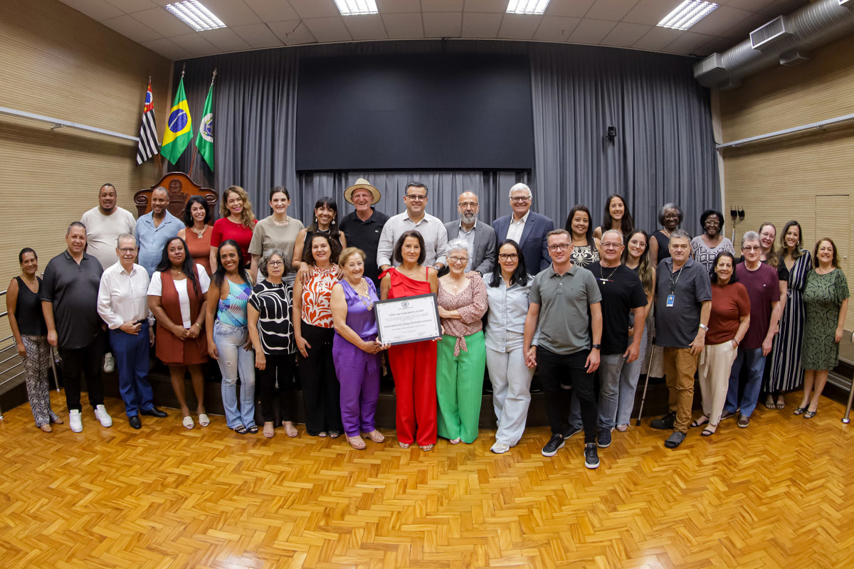 Entrega de voto de congratulações para a enfermeira Ermelinda Esteves