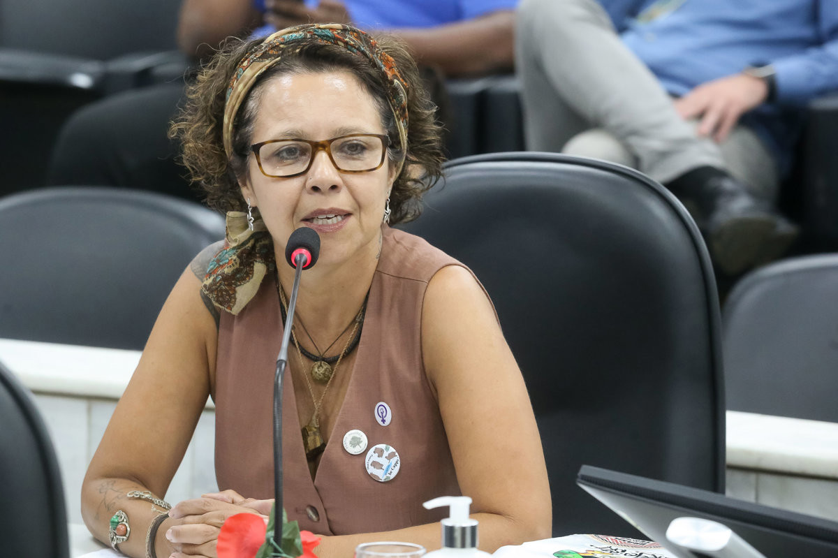 Silvia Morales em discurso na noite desta segunda-feira (6), na 16ª Reunião Ordinária da Câmara