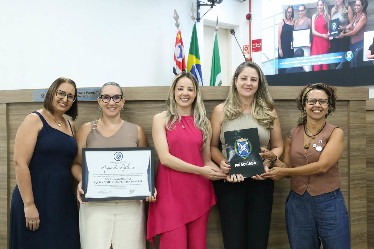 Homenagem reuniu educadores, alunos e familiares durante a 16ª Reunião Ordinária, nesta segunda-feira (6)
