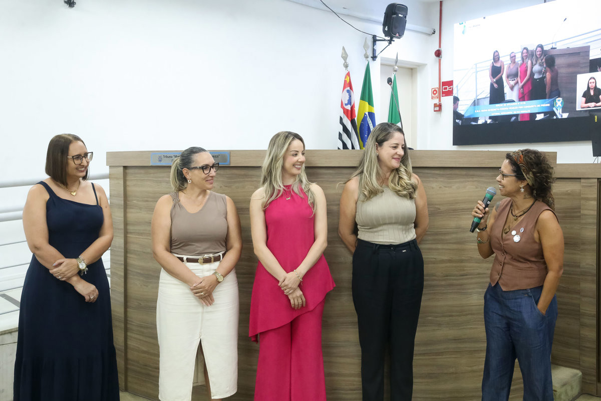 Homenagem reuniu educadores, alunos e familiares durante a 16ª Reunião Ordinária, nesta segunda-feira (6)