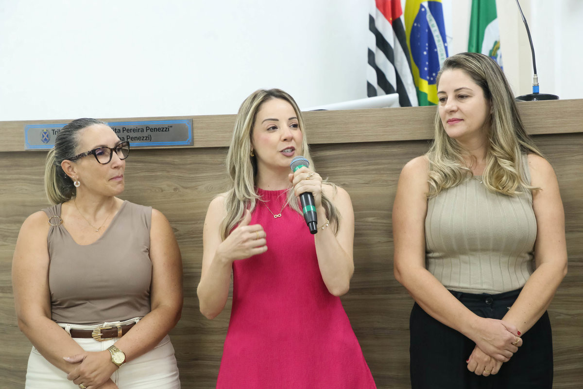 Homenagem reuniu educadores, alunos e familiares durante a 16ª Reunião Ordinária, nesta segunda-feira (6)