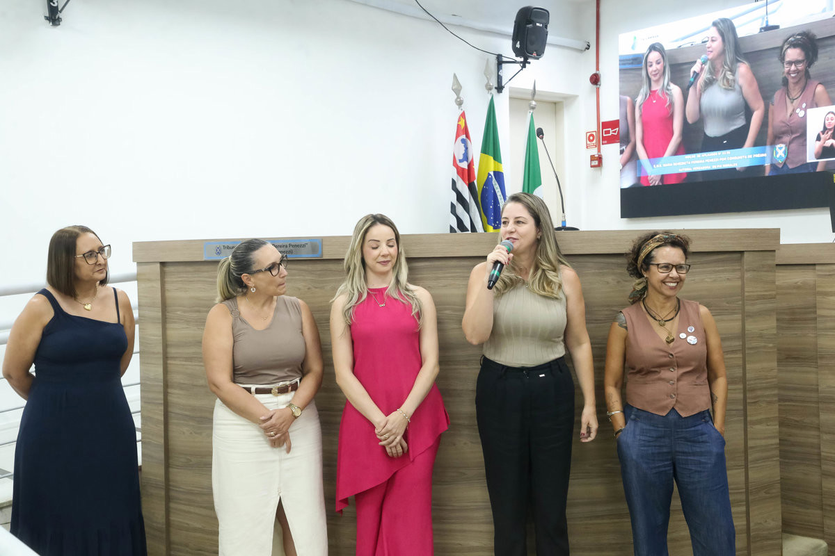 Homenagem reuniu educadores, alunos e familiares durante a 16ª Reunião Ordinária, nesta segunda-feira (6)