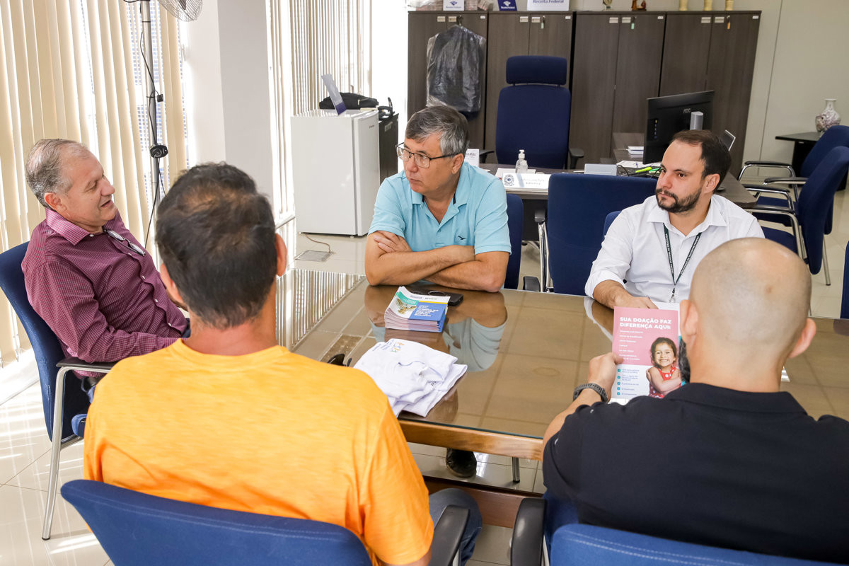 Vereador Pedro Kawai em reunião com delegado da Receita Federal, Antonio José Furlan, e representantes do esporte