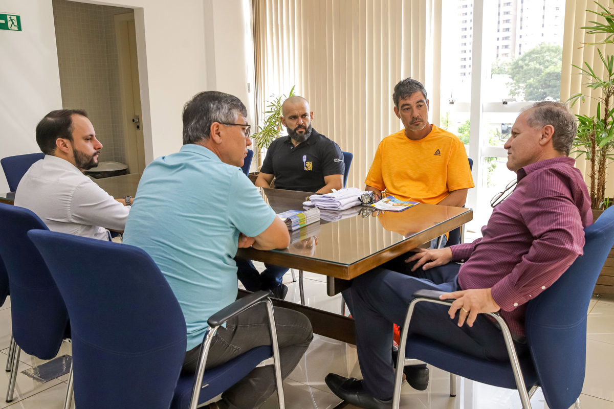 Vereador Pedro Kawai em reunião com delegado da Receita Federal, Antonio José Furlan, e representantes do esporte