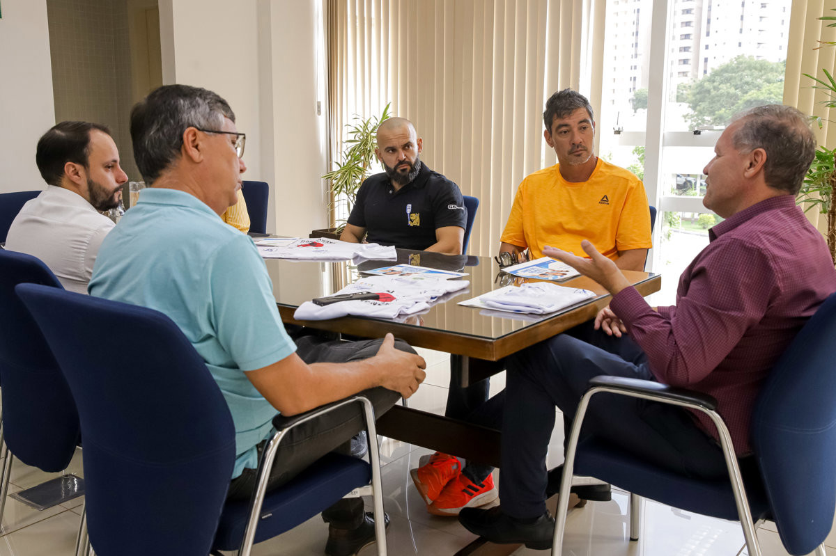 Vereador Pedro Kawai em reunião com delegado da Receita Federal, Antonio José Furlan, e representantes do esporte