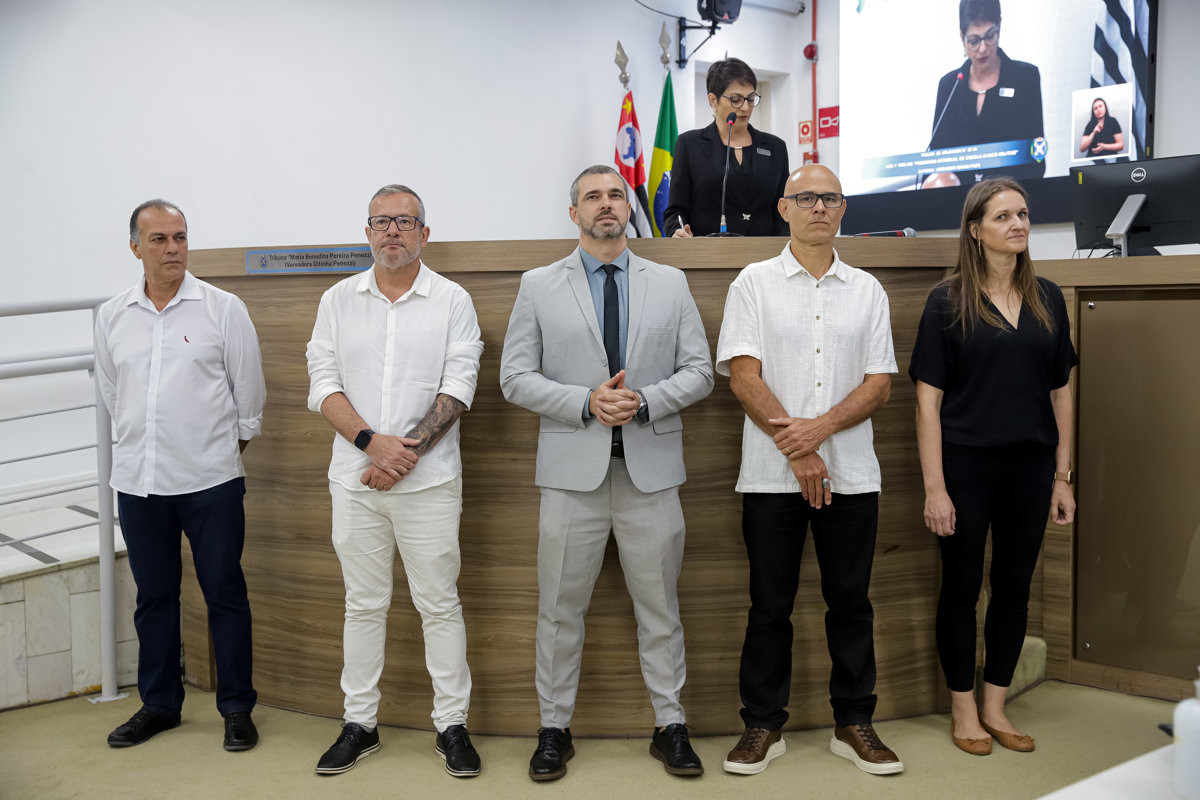 A cerimônia de entrega das moções 22/26 e 23/26 aconteceu na noite desta quinta (9), na 17ª Reunião Ordinária, no Plenário "Franscisco Antonio Coelho"