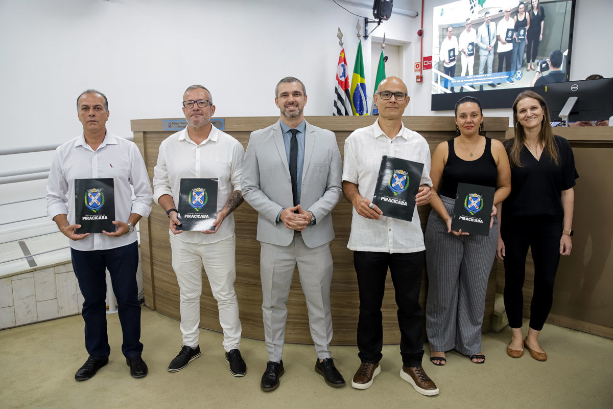 A cerimônia de entrega das moções 22/26 e 23/26 aconteceu na noite desta quinta (9), na 17ª Reunião Ordinária, no Plenário "Franscisco Antonio Coelho"
