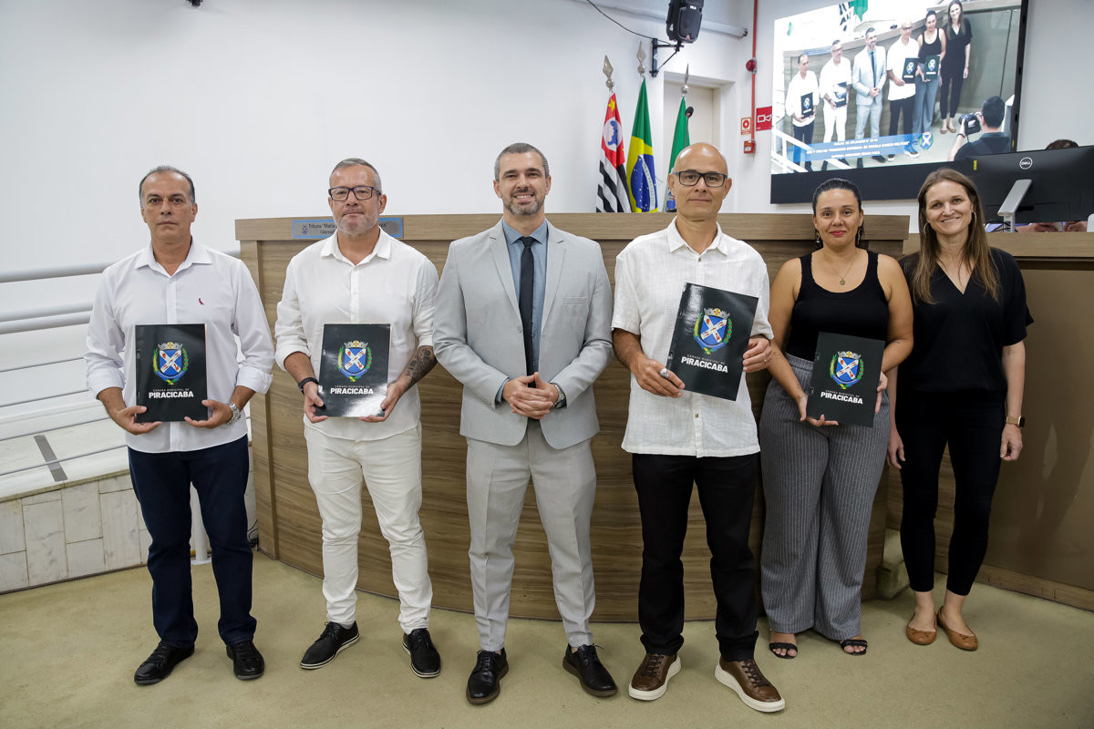 A cerimônia de entrega das moções 22/26 e 23/26 aconteceu na noite desta quinta (9), na 17ª Reunião Ordinária, no Plenário "Franscisco Antonio Coelho"