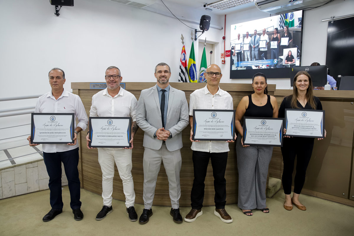 A cerimônia de entrega das moções 22/26 e 23/26 aconteceu na noite desta quinta (9), na 17ª Reunião Ordinária, no Plenário "Franscisco Antonio Coelho"