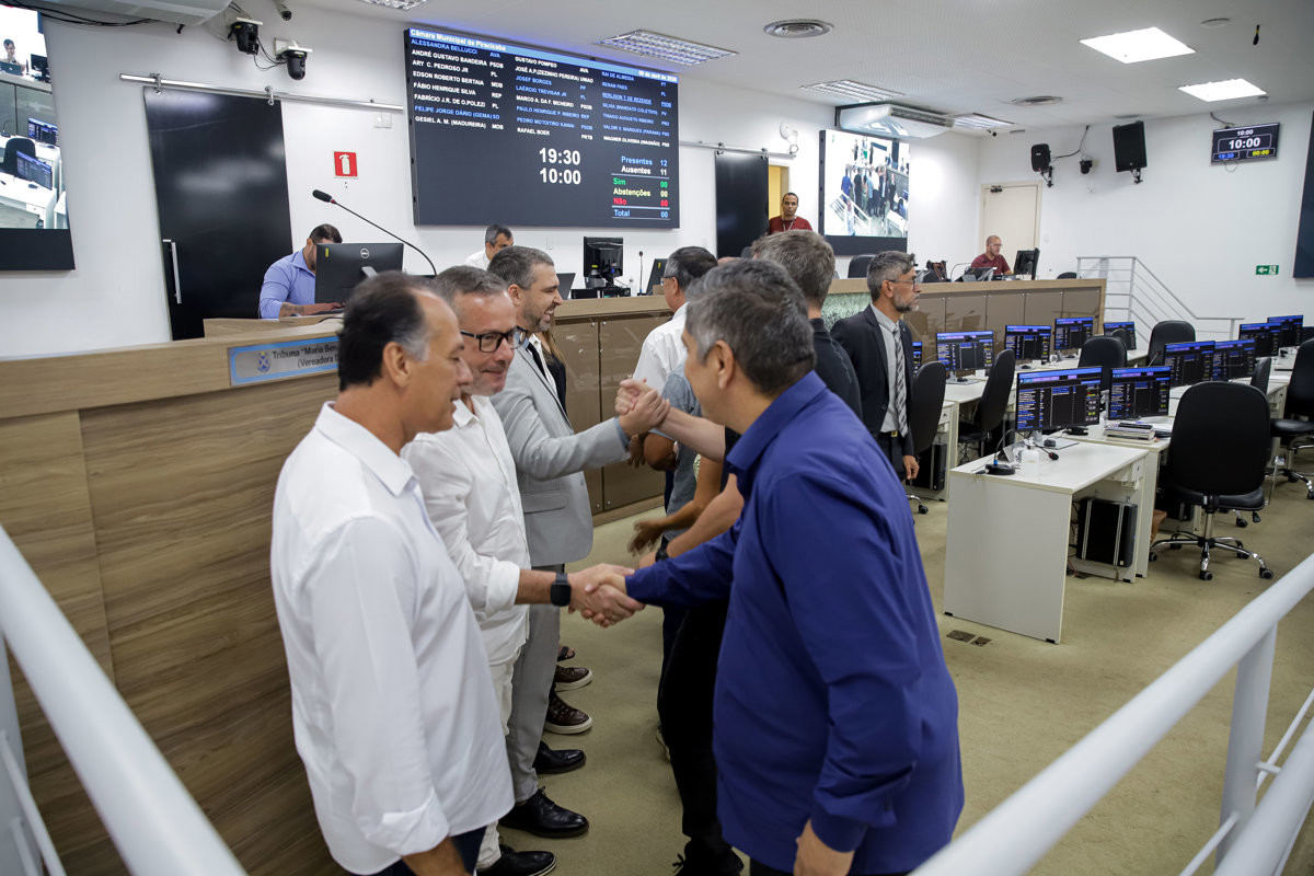 A cerimônia de entrega das moções 22/26 e 23/26 aconteceu na noite desta quinta (9), na 17ª Reunião Ordinária, no Plenário "Franscisco Antonio Coelho"