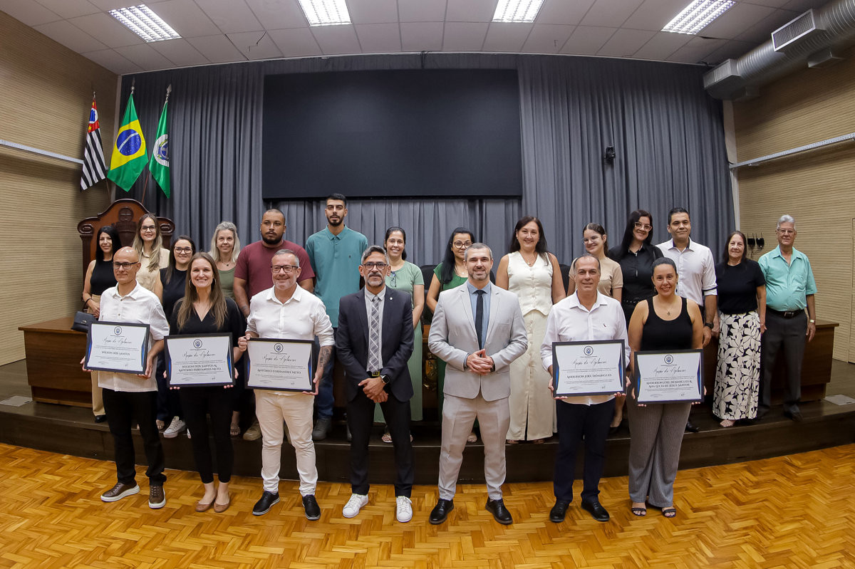 Foram homenageados profissionais que atuam nas Escolas Estaduais "Edson Rontani", no Residencial Altos do Piracicaba, e "Professor Abigail de Azevedo Grillo", na Vila Rezende