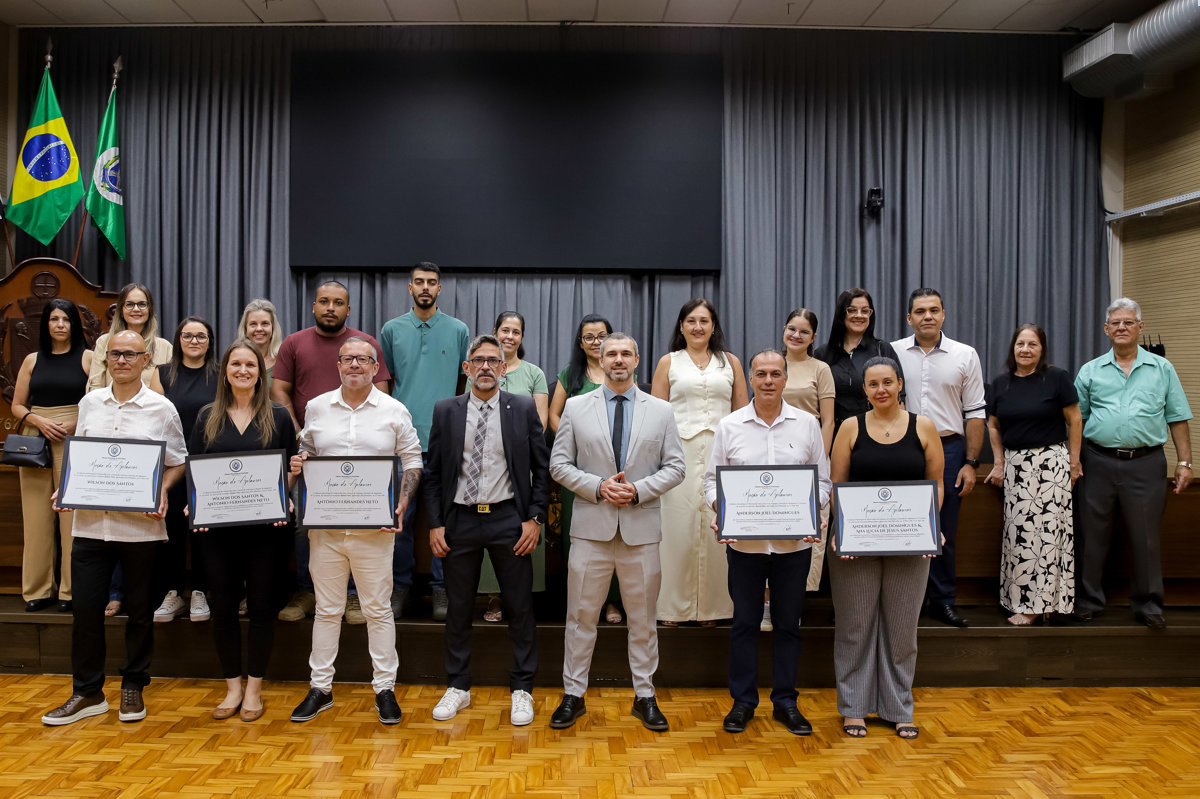 Foram homenageados profissionais que atuam nas Escolas Estaduais "Edson Rontani", no Residencial Altos do Piracicaba, e "Professor Abigail de Azevedo Grillo", na Vila Rezende