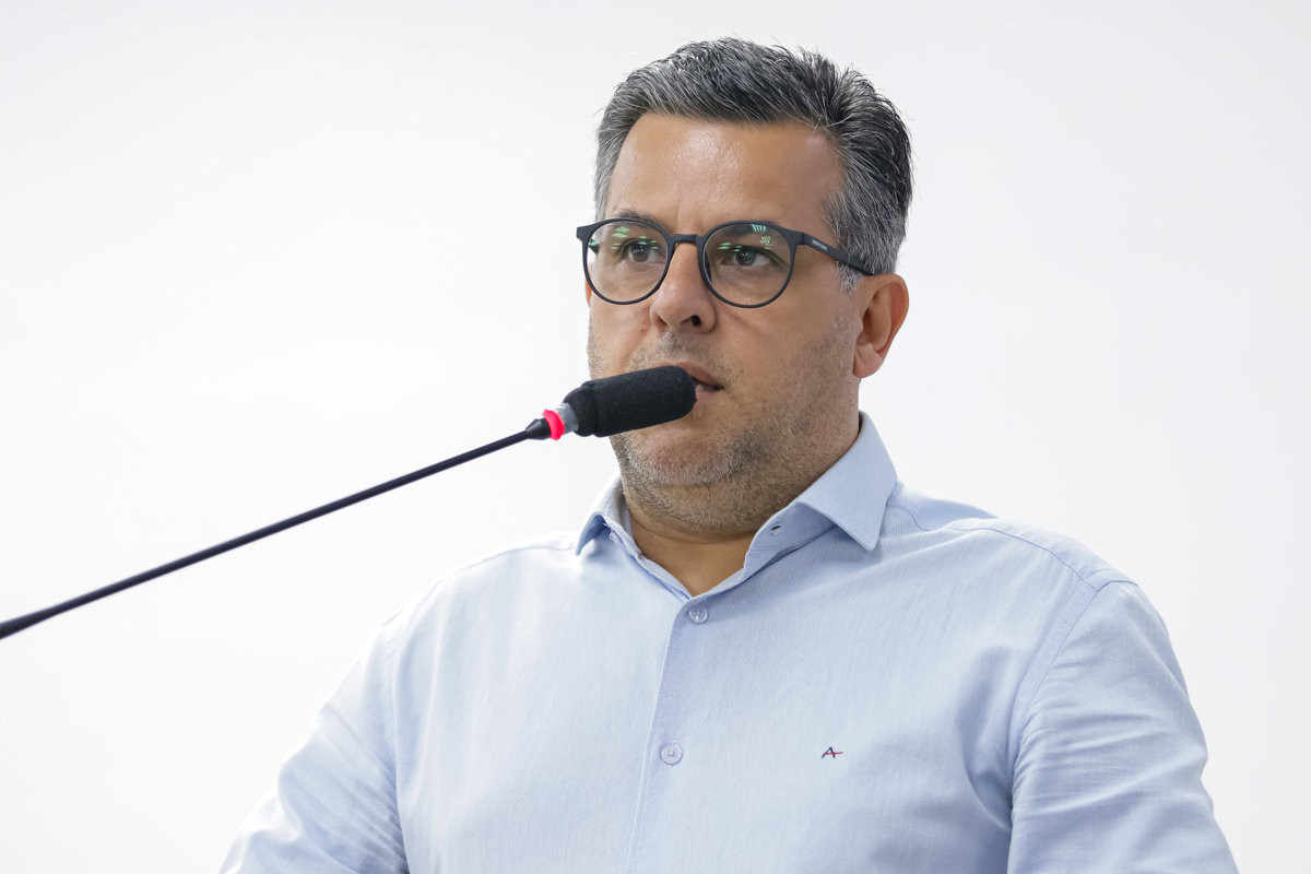 Fábio Silva em discurso na tribuna da 17ª Reunião Ordinária, realizada na noite desta quinta-feira (9)