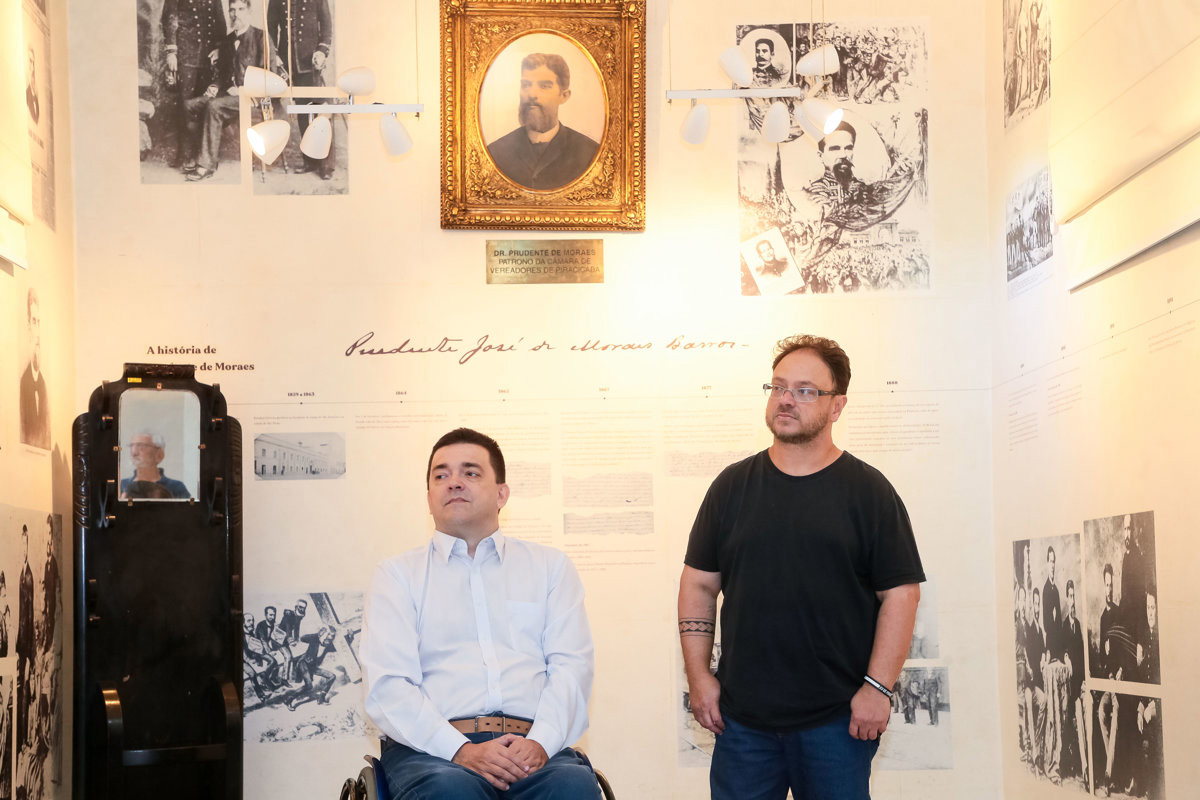 Honraria foi proposta e entregue por André Bandeira (PSDB) ao jornalista e diretor da Rádio Piracicaba, Vitor Prates