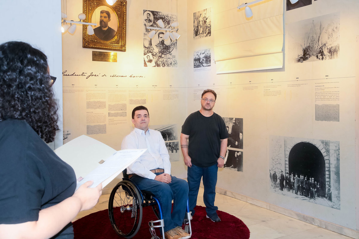 Honraria foi proposta e entregue por André Bandeira (PSDB) ao jornalista e diretor da Rádio Piracicaba, Vitor Prates