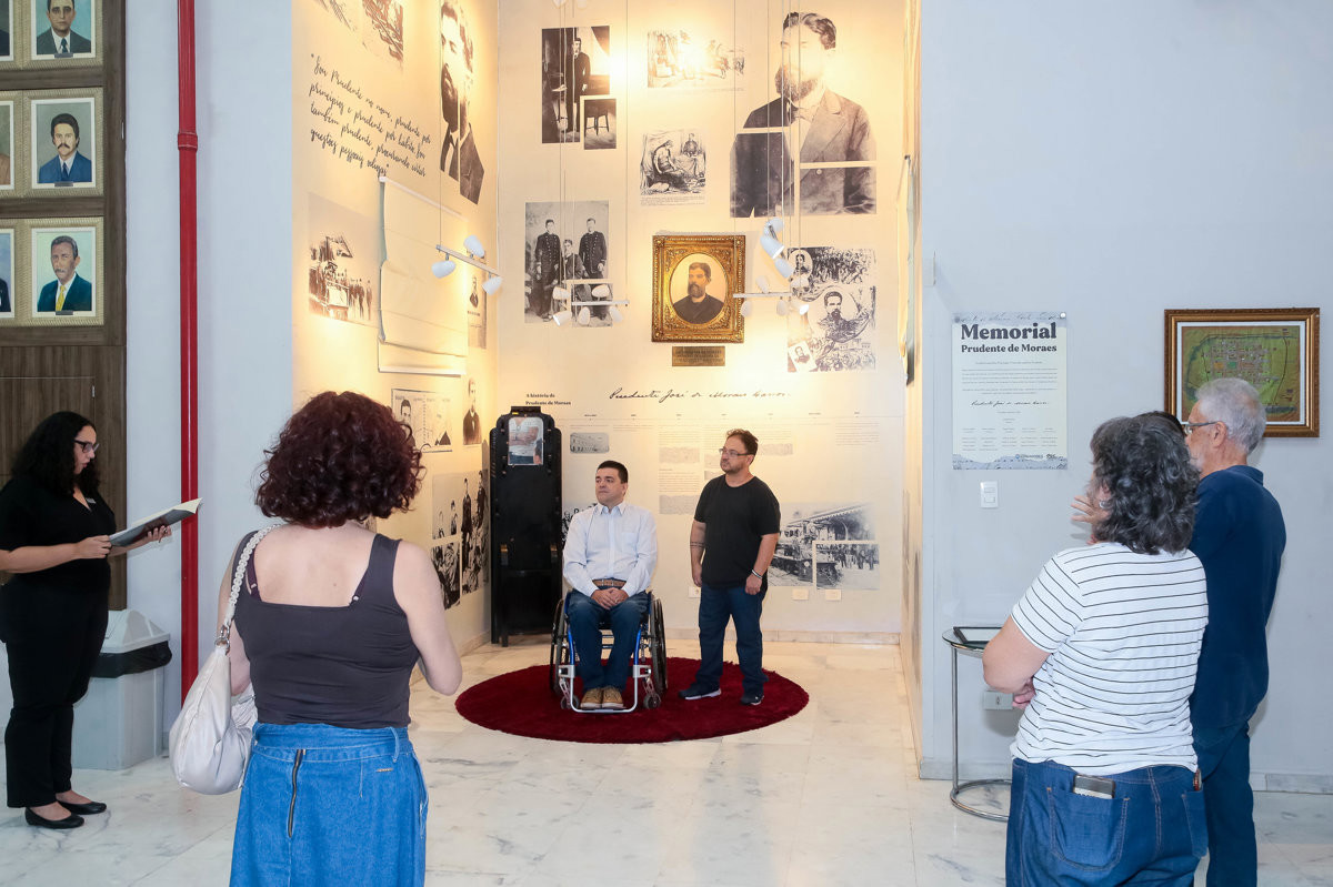 Honraria foi proposta e entregue por André Bandeira (PSDB) ao jornalista e diretor da Rádio Piracicaba, Vitor Prates