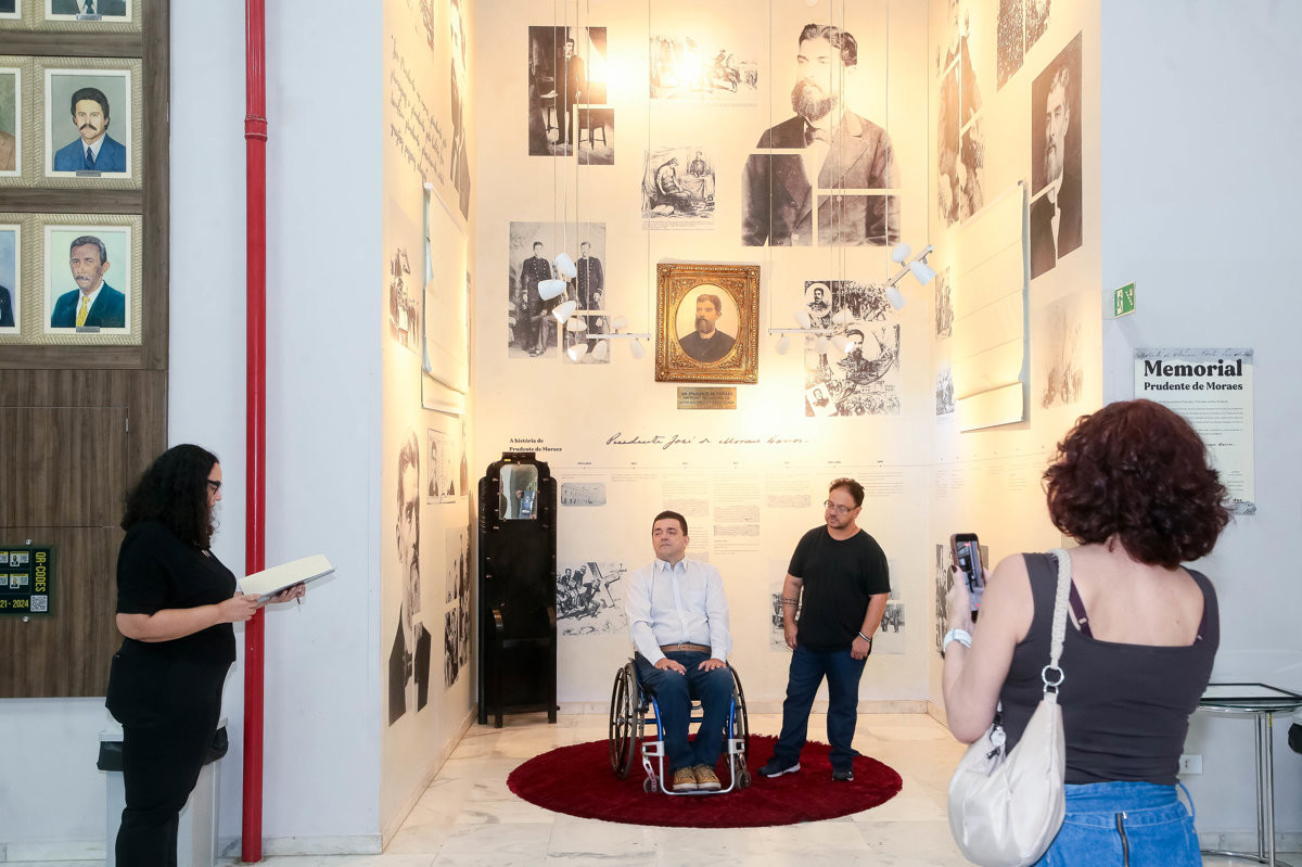 Honraria foi proposta e entregue por André Bandeira (PSDB) ao jornalista e diretor da Rádio Piracicaba, Vitor Prates