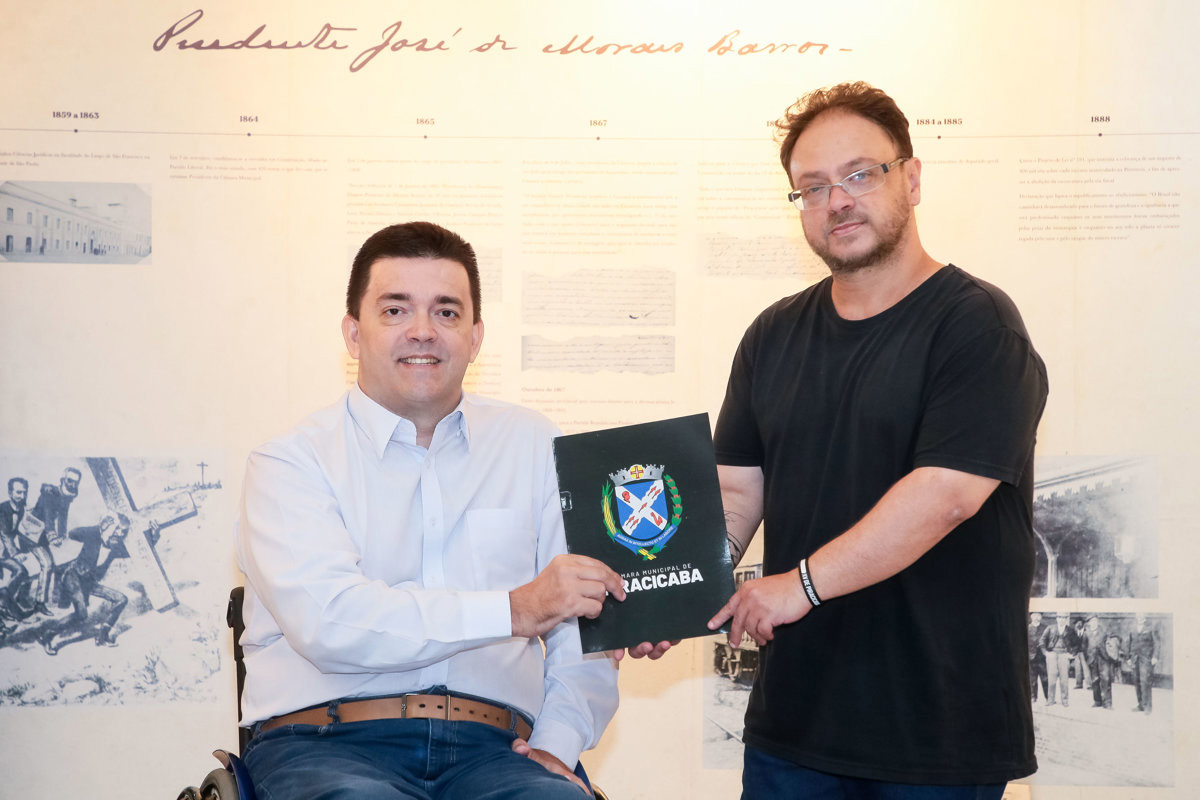 Honraria foi proposta e entregue por André Bandeira (PSDB) ao jornalista e diretor da Rádio Piracicaba, Vitor Prates