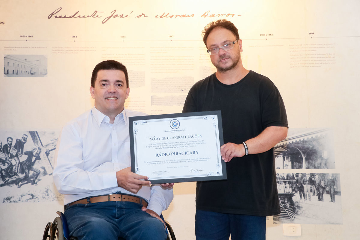 Honraria foi proposta e entregue por André Bandeira (PSDB) ao jornalista e diretor da Rádio Piracicaba, Vitor Prates