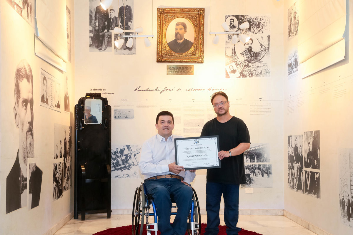 Honraria foi proposta e entregue por André Bandeira (PSDB) ao jornalista e diretor da Rádio Piracicaba, Vitor Prates