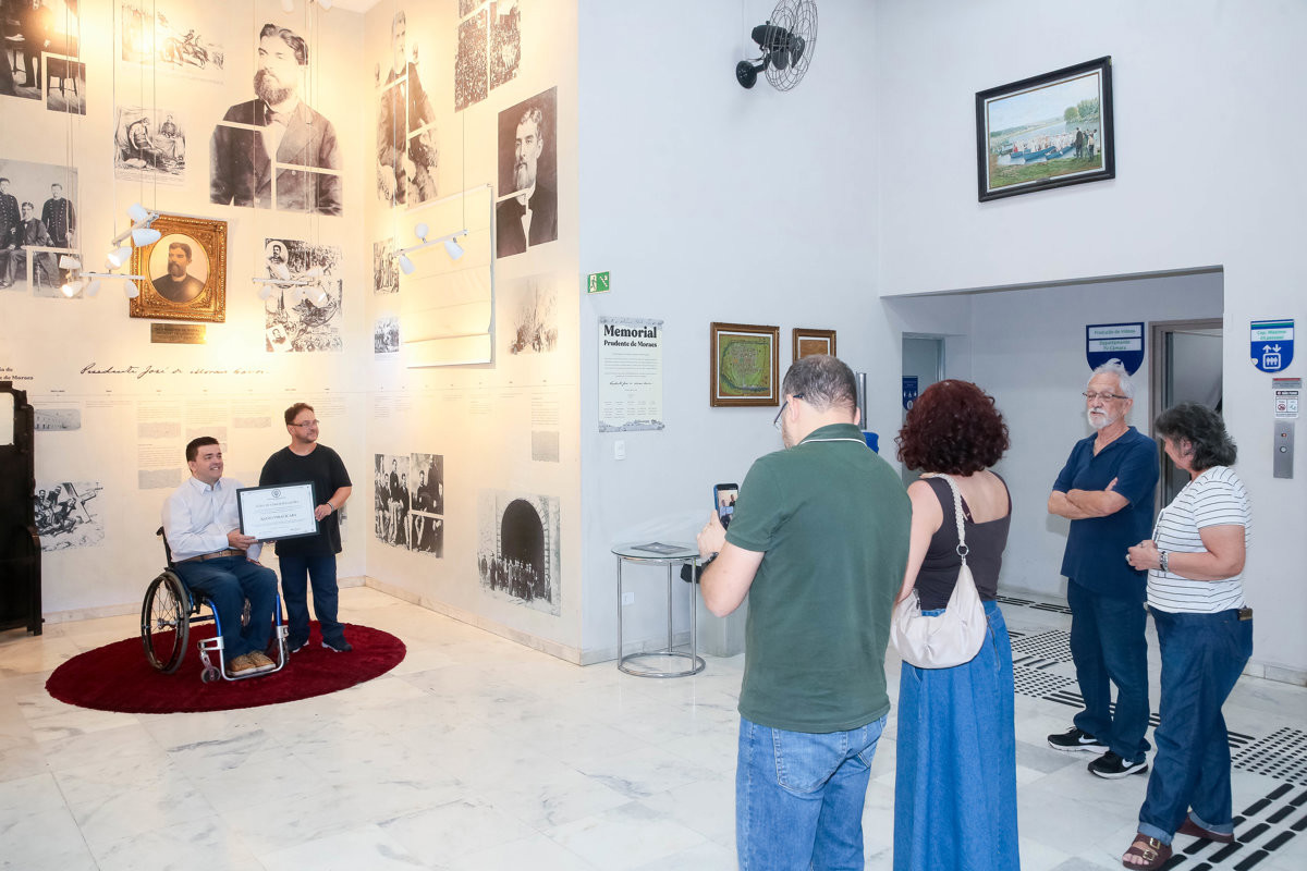 Voto de congratulações proposto por André Bandeira foi entregue em cerimônia na tarde desta segunda-feira (13), no espaço "Prudente de Moraes", no hall do salão nobre do Legislativo