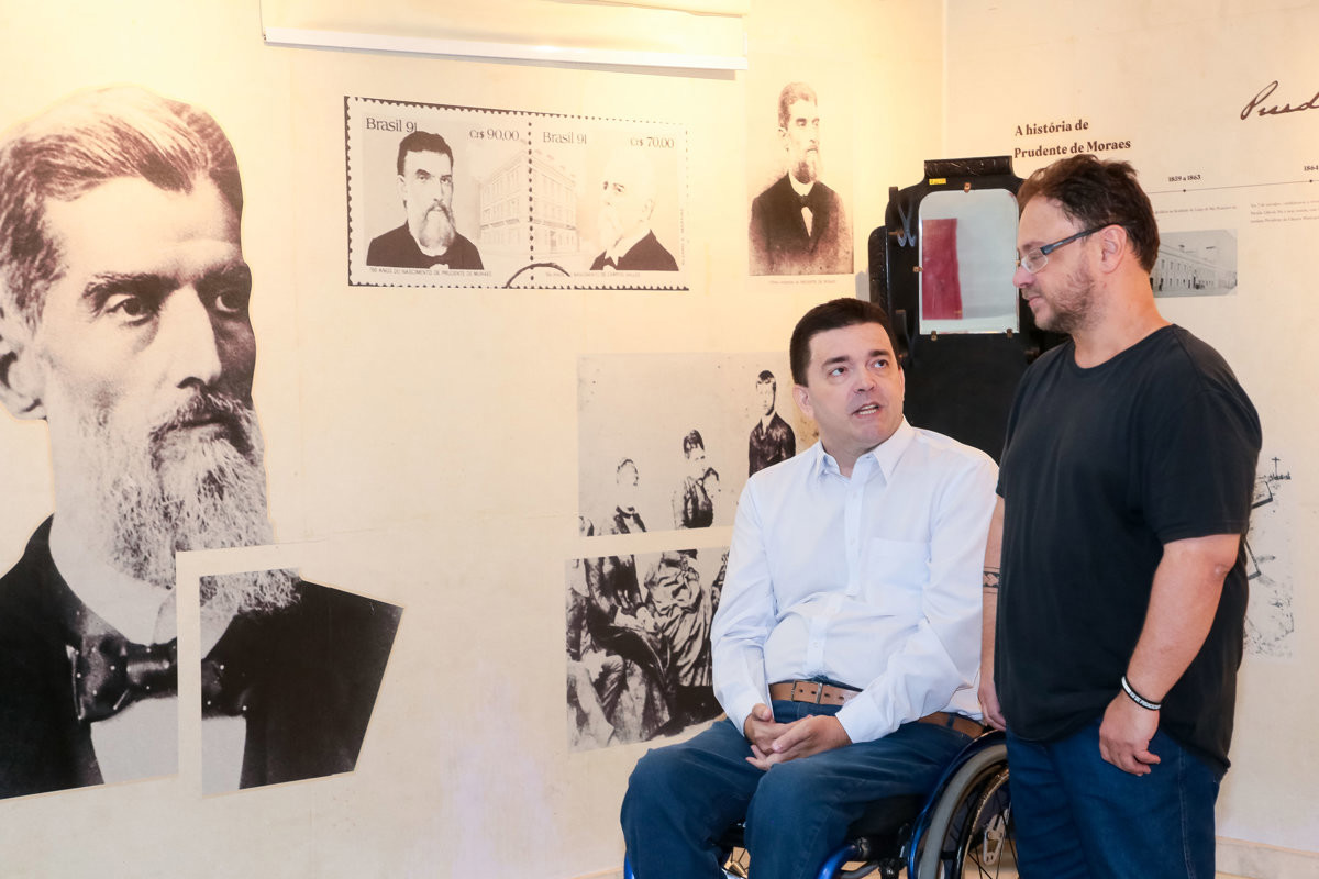 Voto de congratulações proposto por André Bandeira foi entregue em cerimônia na tarde desta segunda-feira (13), no espaço "Prudente de Moraes", no hall do salão nobre do Legislativo