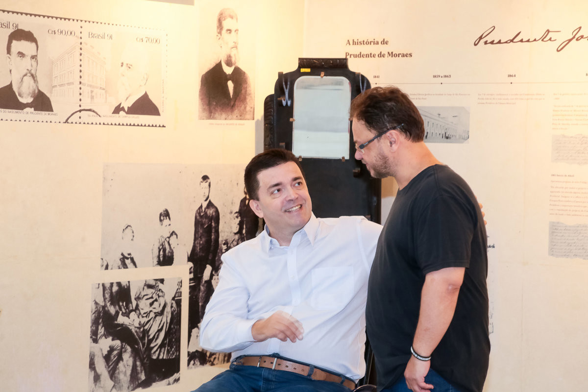 Voto de congratulações proposto por André Bandeira foi entregue em cerimônia na tarde desta segunda-feira (13), no espaço "Prudente de Moraes", no hall do salão nobre do Legislativo