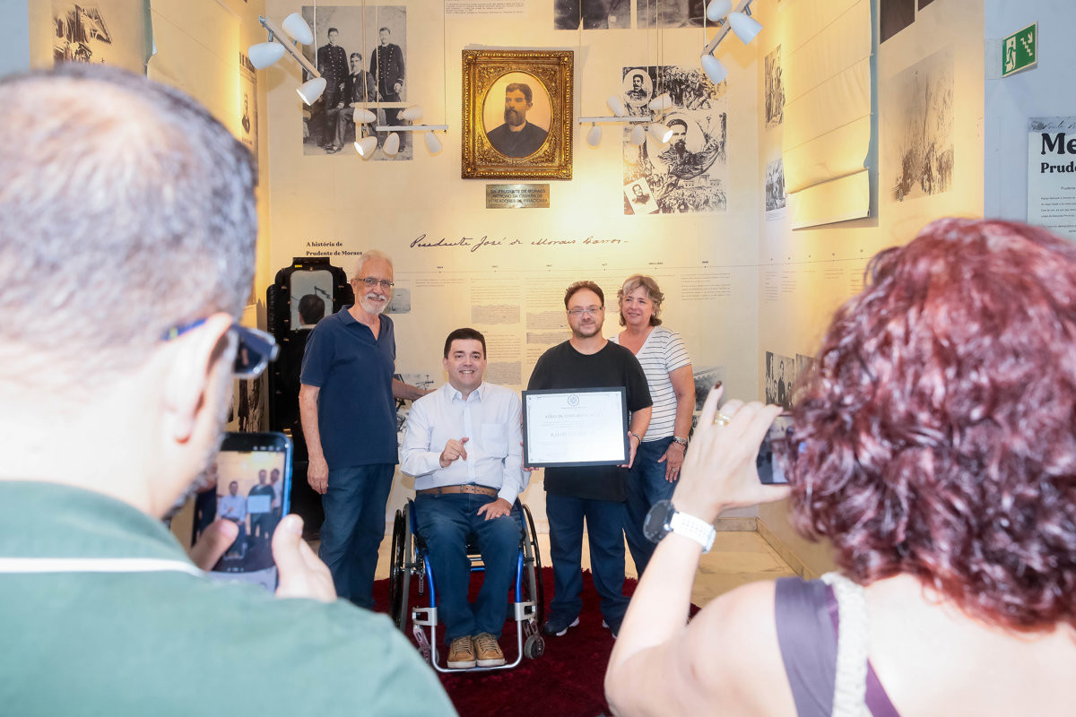 Voto de congratulações proposto por André Bandeira foi entregue em cerimônia na tarde desta segunda-feira (13), no espaço "Prudente de Moraes", no hall do salão nobre do Legislativo