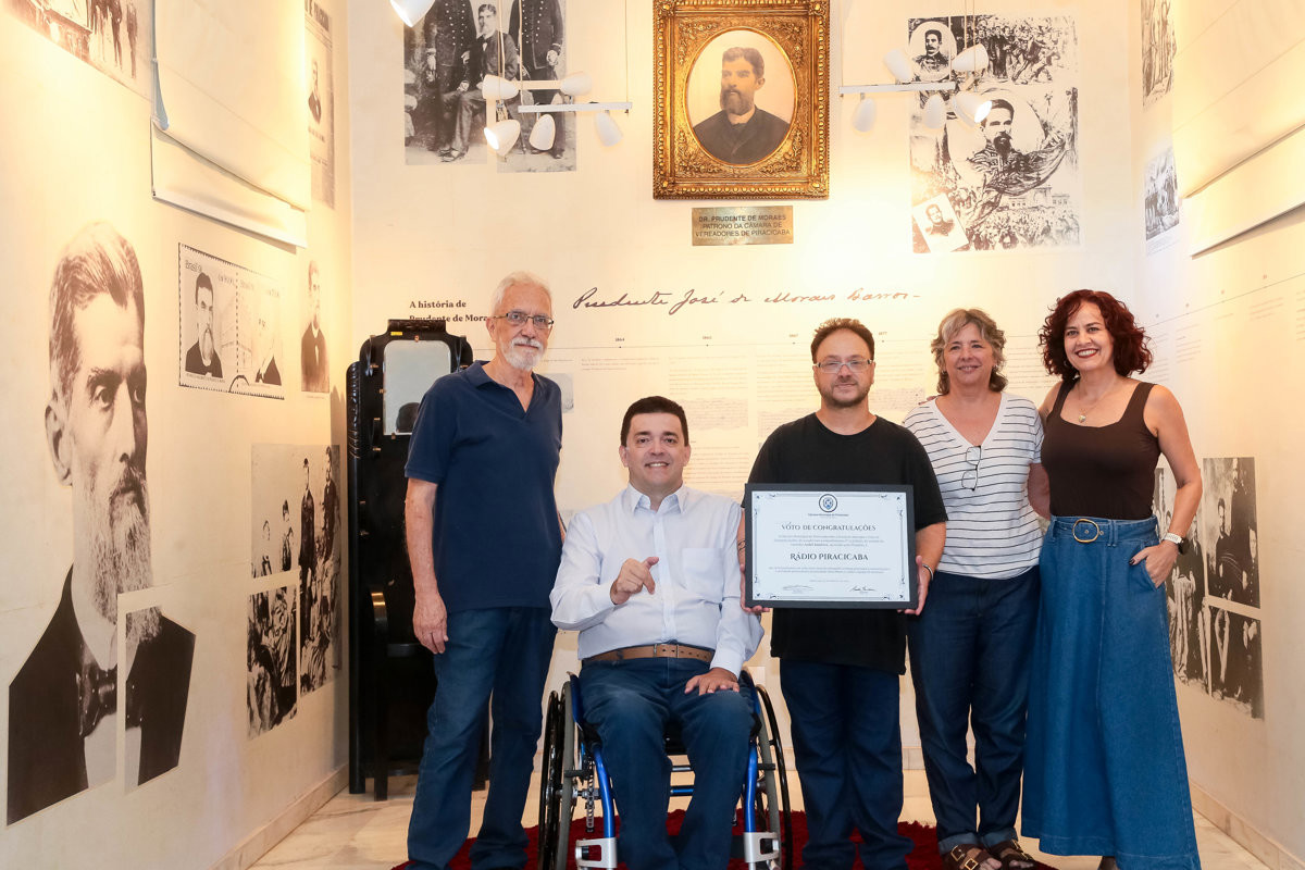 Voto de congratulações proposto por André Bandeira foi entregue em cerimônia na tarde desta segunda-feira (13), no espaço "Prudente de Moraes", no hall do salão nobre do Legislativo