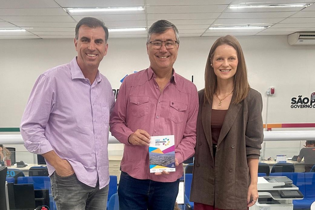 Vereador Pedro Kawai em visita a espaço dedicado à empreendedores