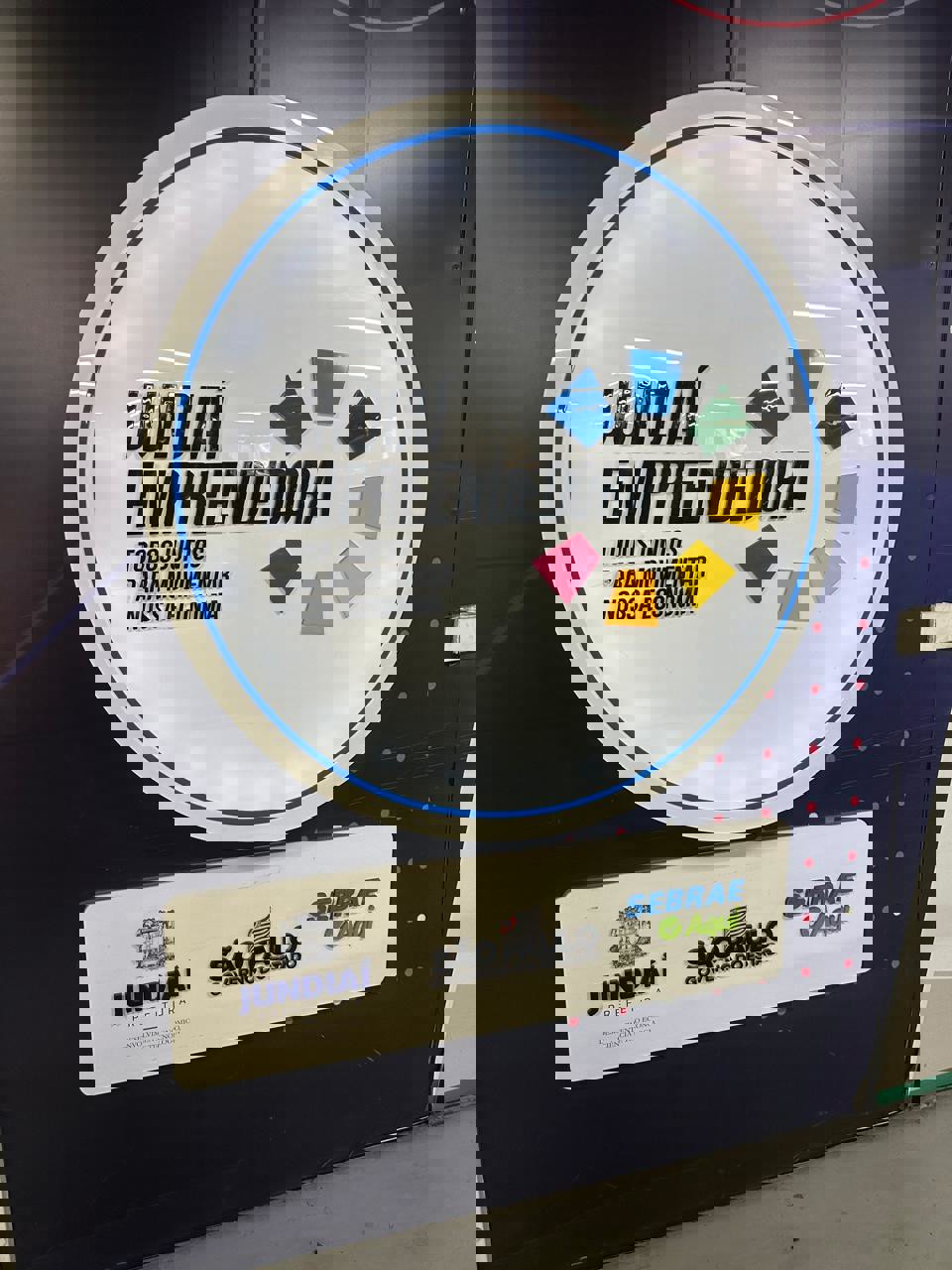 Vereador Pedro Kawai em visita a espaço dedicado à empreendedores