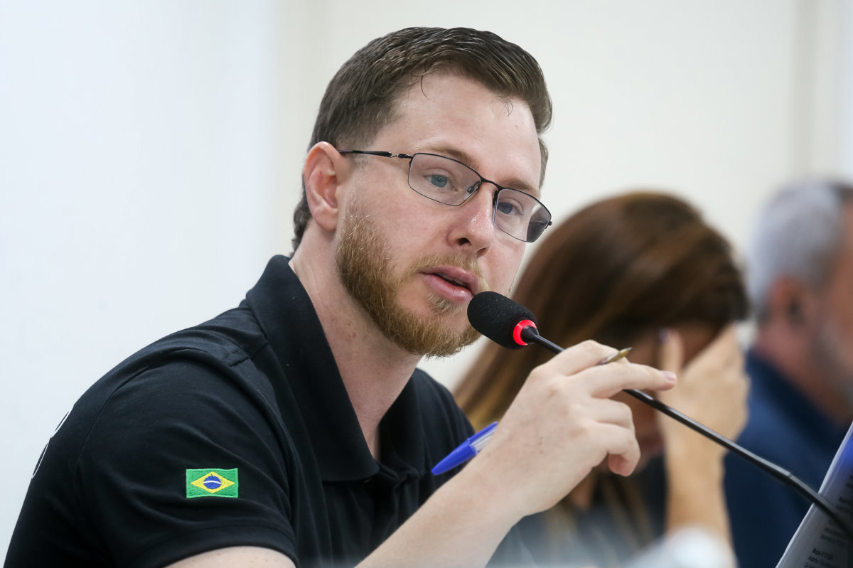 Gustavo Pompeo lembra que a climatização dos veículos está prevista em contrato