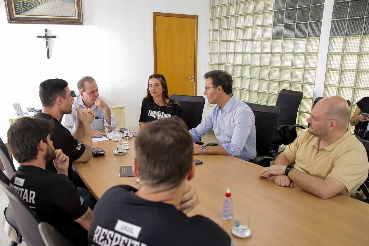 Reunião aconteceu no Centro Cívico, na tarde desta sexta-feira (17)
