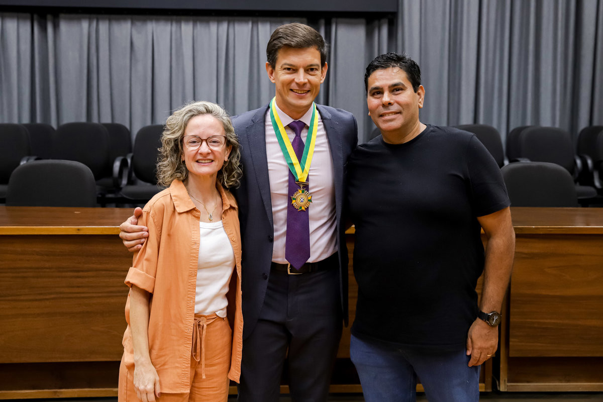 Solenidade realizada no Salão Helly de Campos Melges reuniu autoridades, convidados e o homenageado