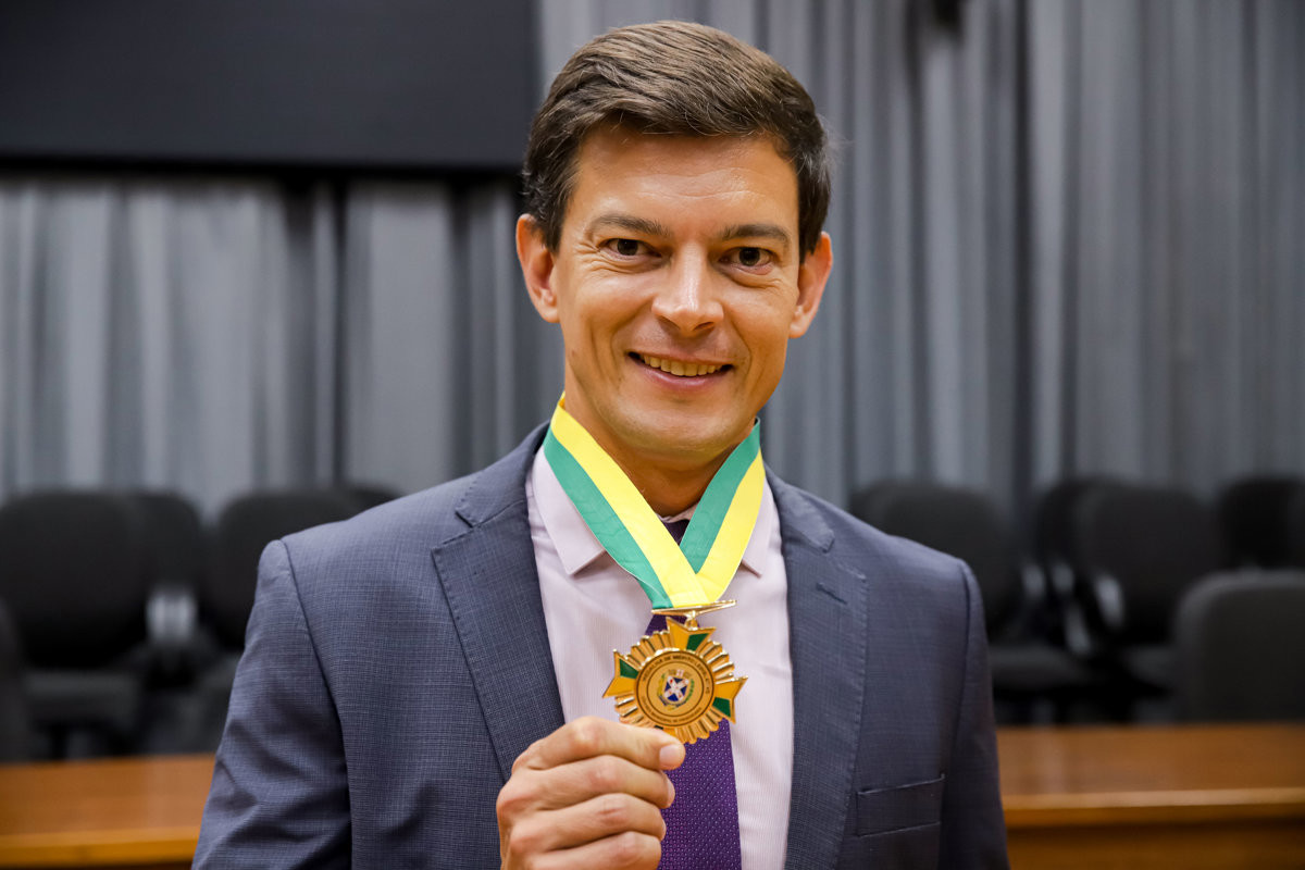 Solenidade realizada no Salão Helly de Campos Melges reuniu autoridades, convidados e o homenageado