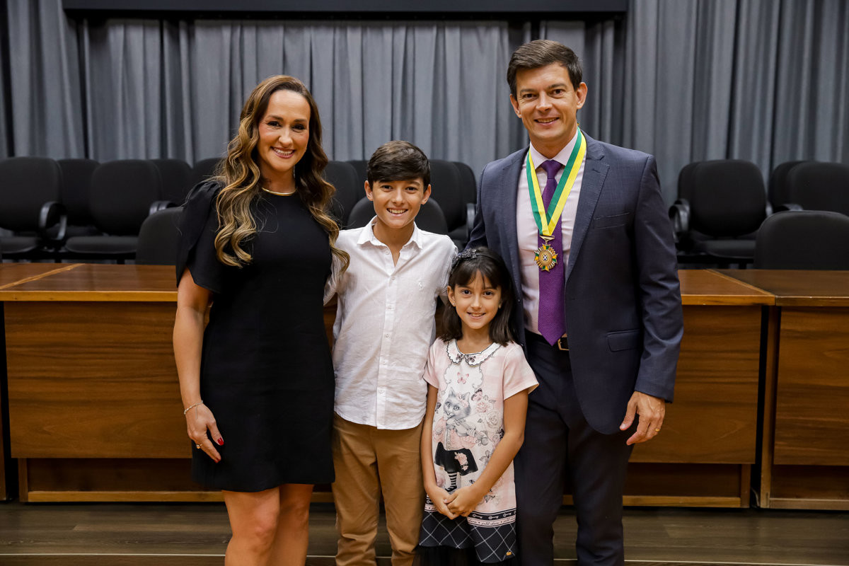 Solenidade realizada no Salão Helly de Campos Melges reuniu autoridades, convidados e o homenageado