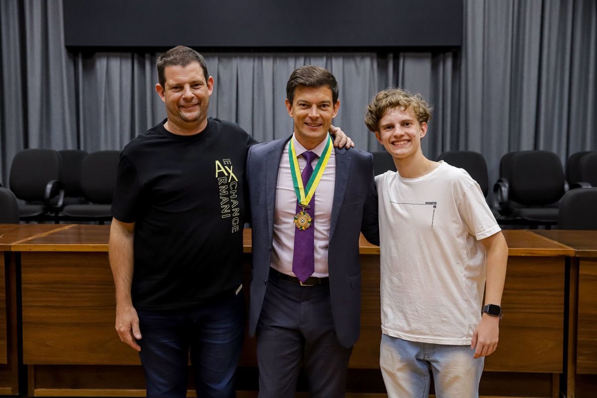 Solenidade realizada no Salão Helly de Campos Melges reuniu autoridades, convidados e o homenageado