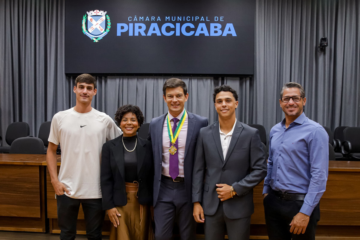 Solenidade realizada no Salão Helly de Campos Melges reuniu autoridades, convidados e o homenageado