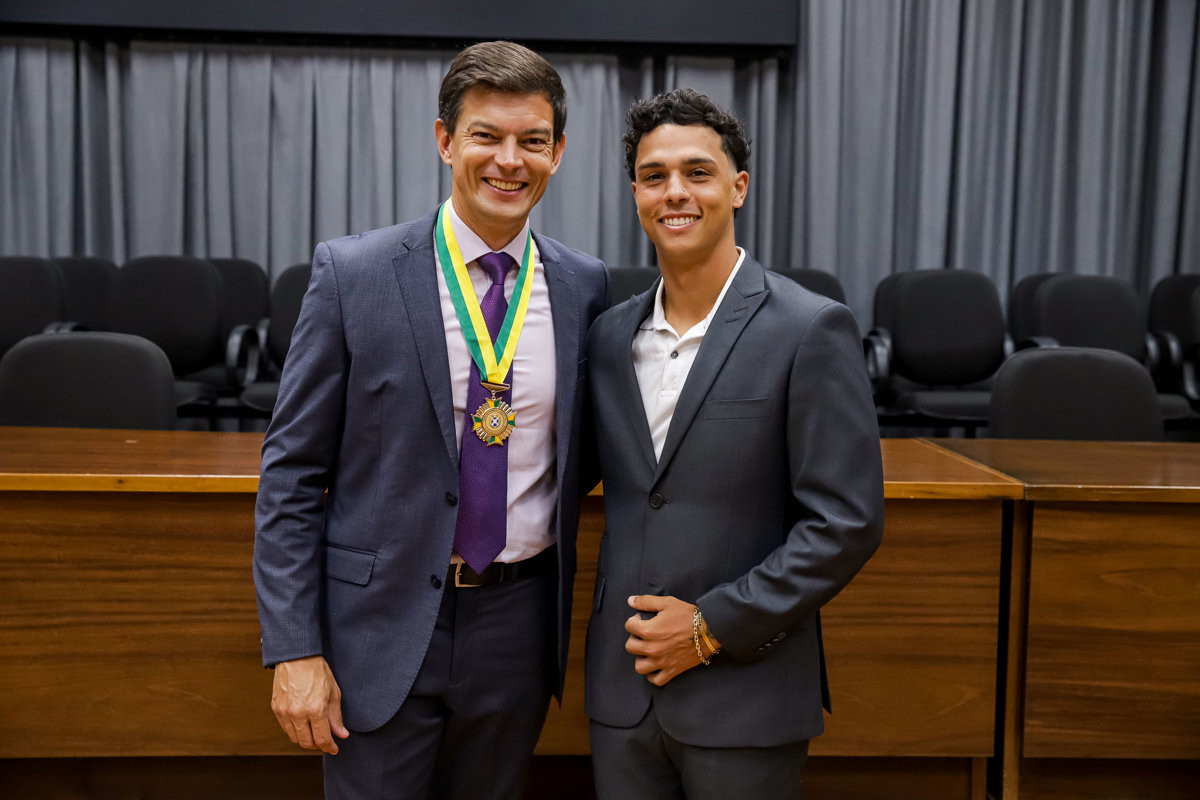 Solenidade realizada no Salão Helly de Campos Melges reuniu autoridades, convidados e o homenageado
