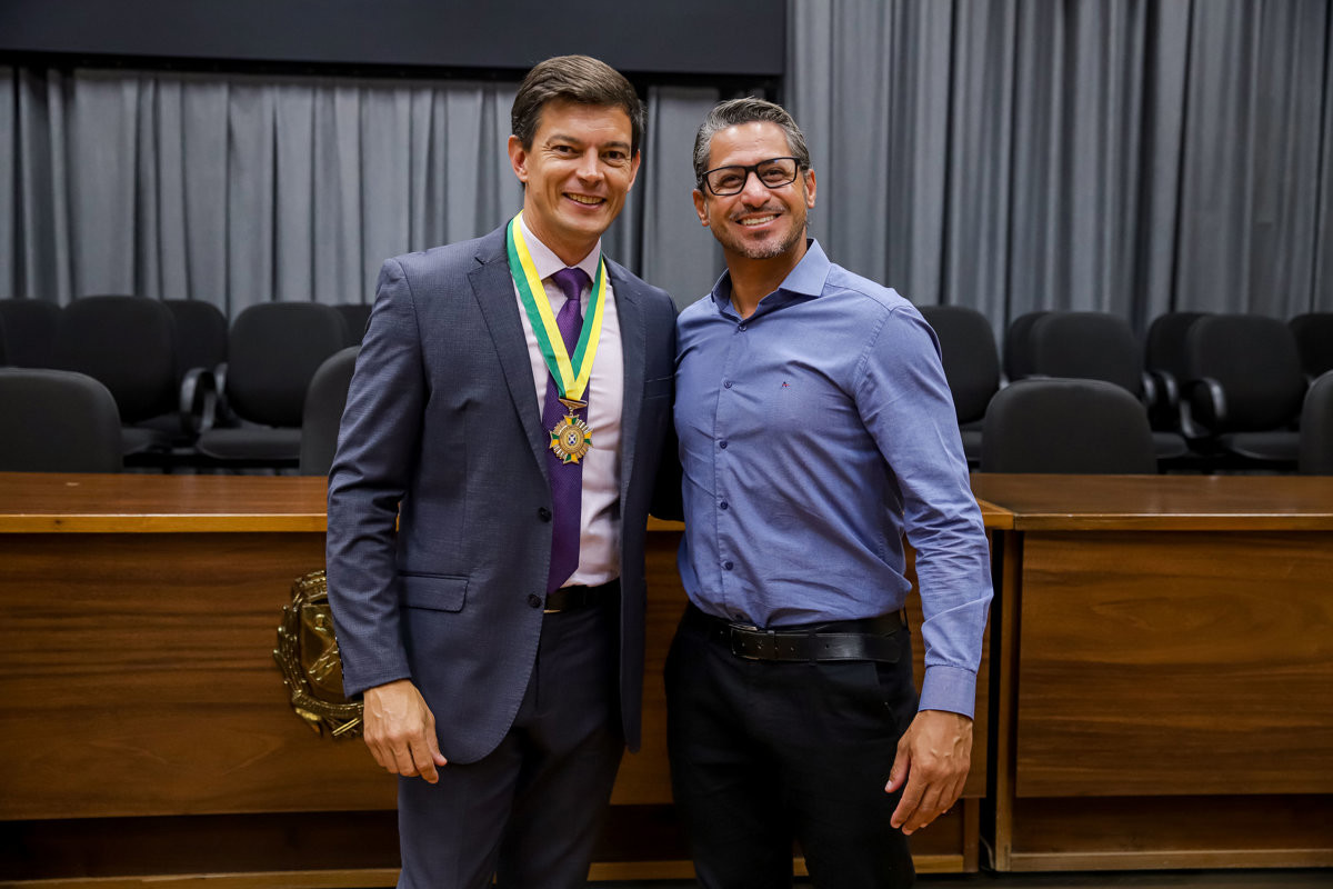 Solenidade realizada no Salão Helly de Campos Melges reuniu autoridades, convidados e o homenageado
