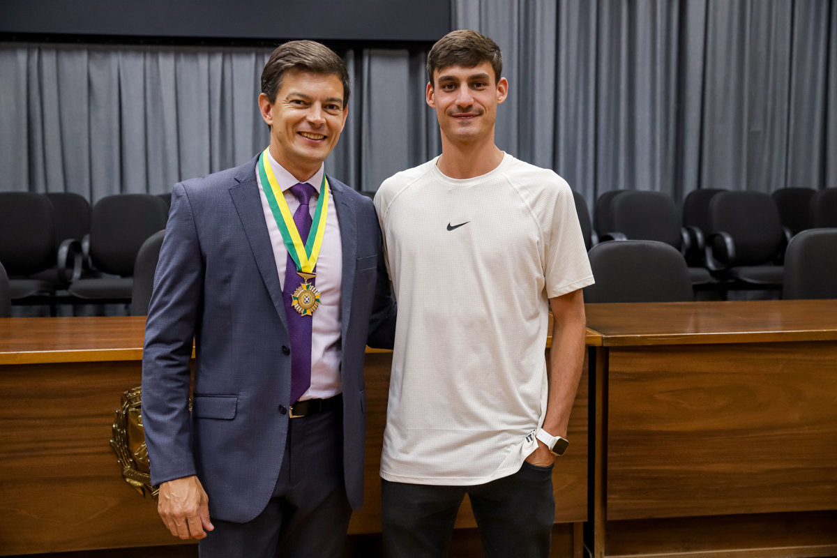 Solenidade realizada no Salão Helly de Campos Melges reuniu autoridades, convidados e o homenageado
