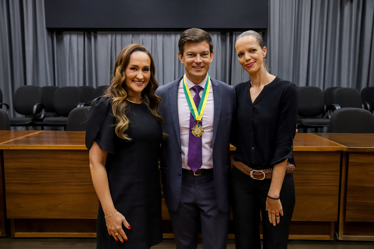 Solenidade realizada no Salão Helly de Campos Melges reuniu autoridades, convidados e o homenageado