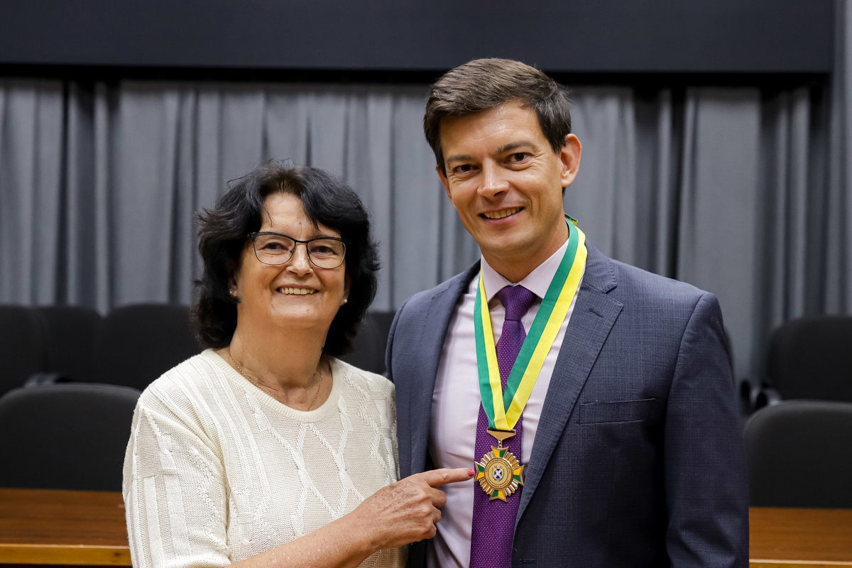 Solenidade realizada no Salão Helly de Campos Melges reuniu autoridades, convidados e o homenageado