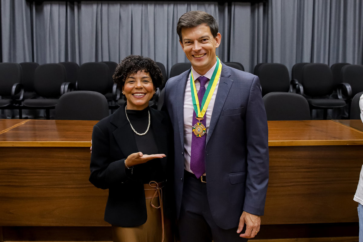 Solenidade realizada no Salão Helly de Campos Melges reuniu autoridades, convidados e o homenageado