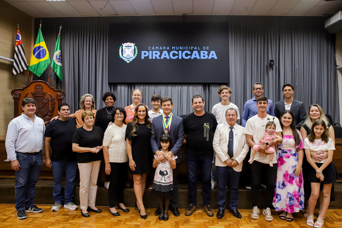 Solenidade realizada no Salão Helly de Campos Melges reuniu autoridades, convidados e o homenageado