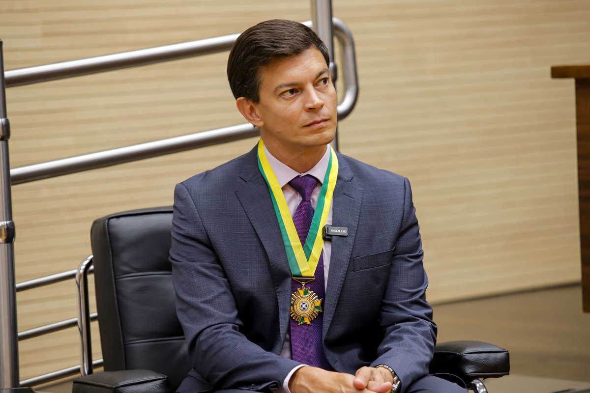 Solenidade realizada no Salão Helly de Campos Melges reuniu autoridades, convidados e o homenageado