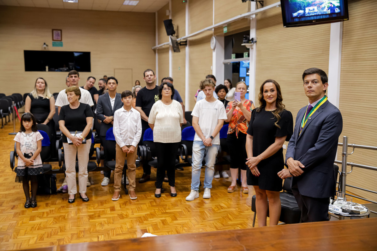 Solenidade realizada no Salão Helly de Campos Melges reuniu autoridades, convidados e o homenageado